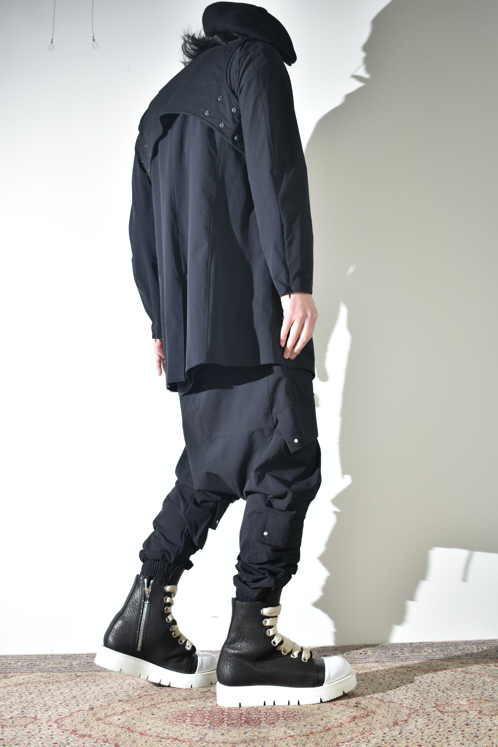 テクニカルな生地感とディテールで