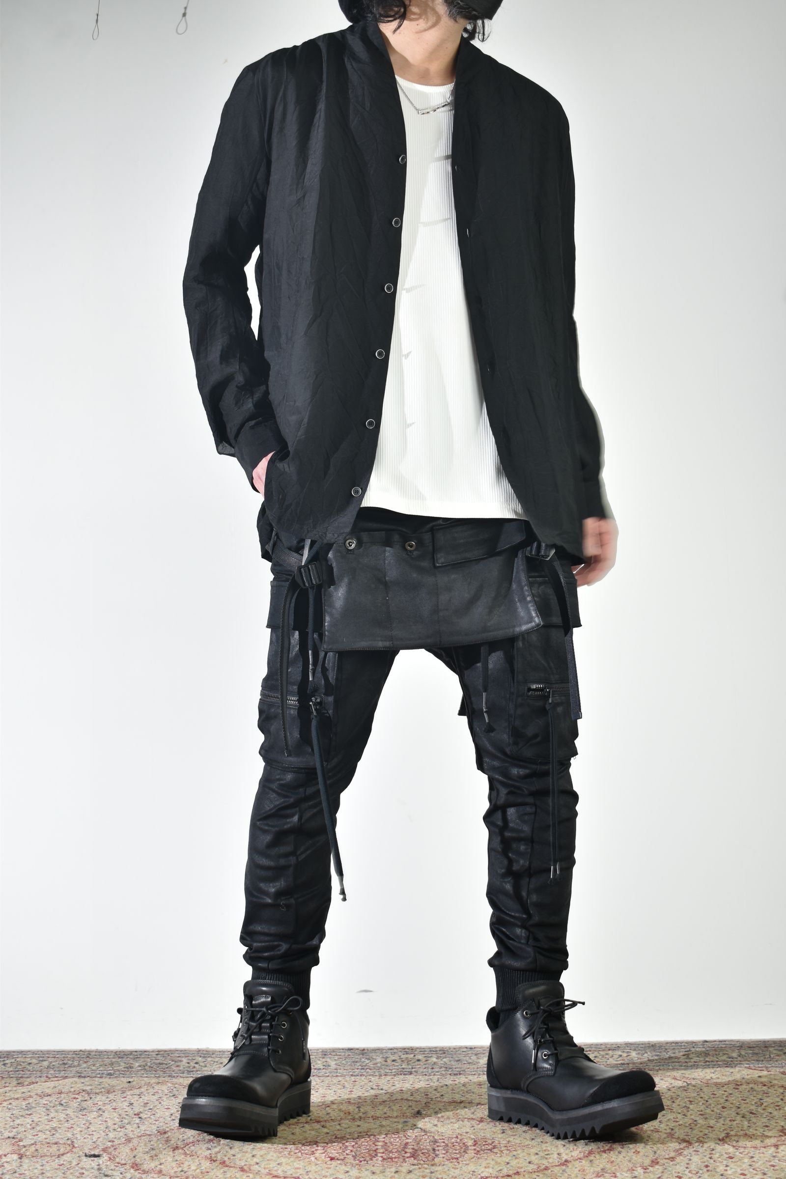 ショールカラーシャツ、インナーは白で