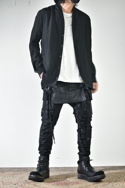 ショールカラーシャツ、インナーは白で