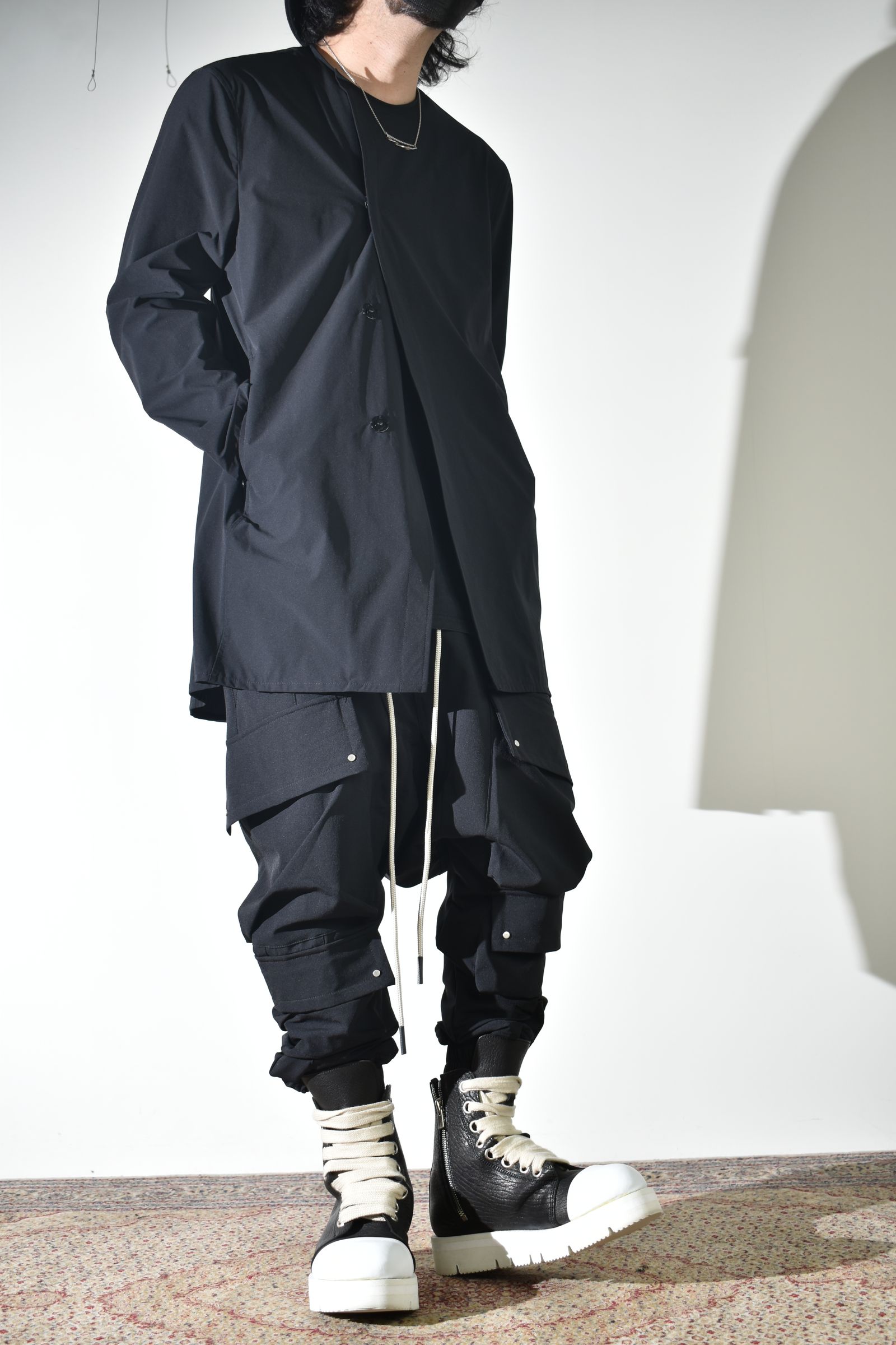 テクニカルな生地感とディテールで