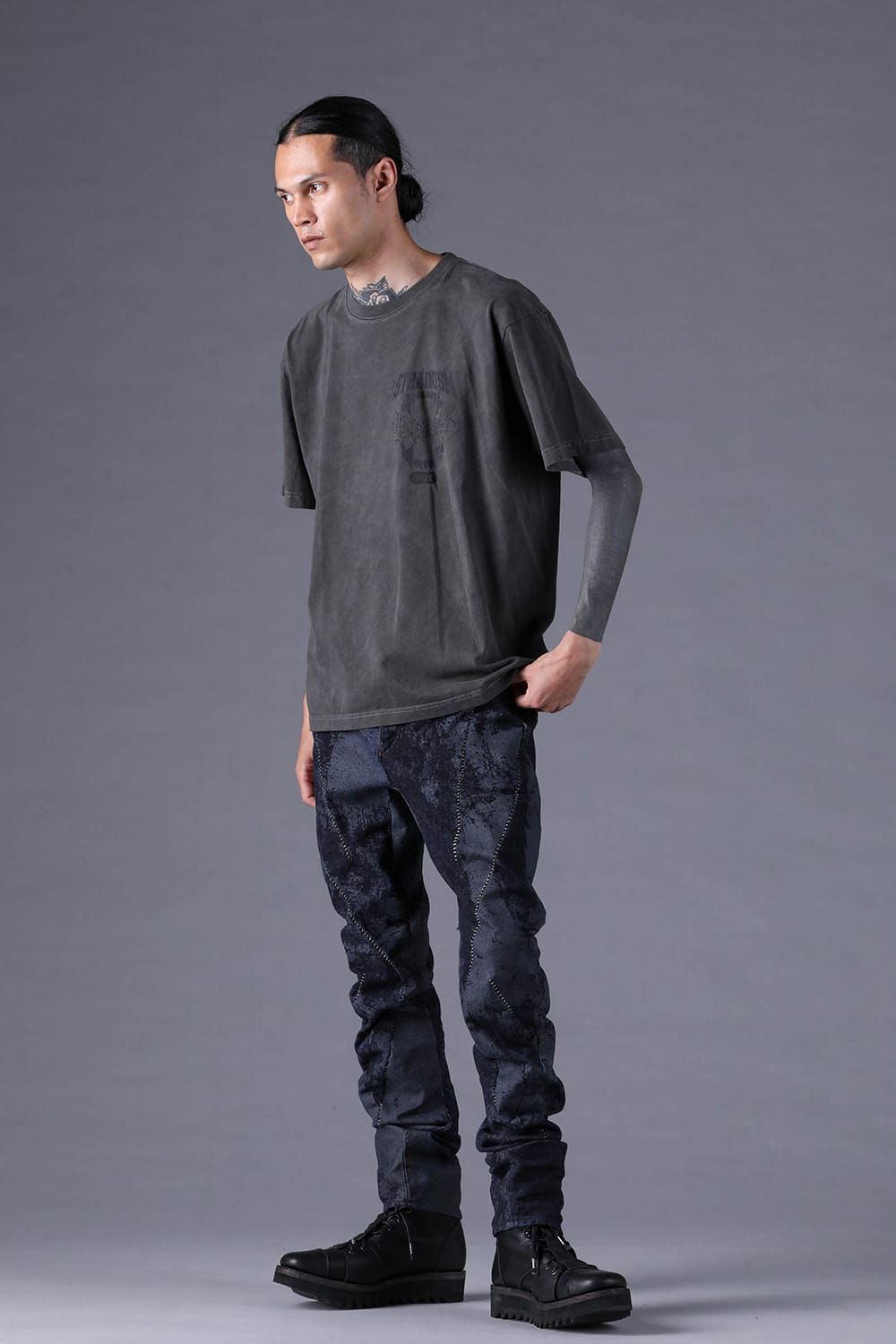 《2027SS先行予約分》Printed T-Shirt: METAL & COLLEGE LOGO "Charcoal" / プリントTee  -Metal & College Logo "チャコール"