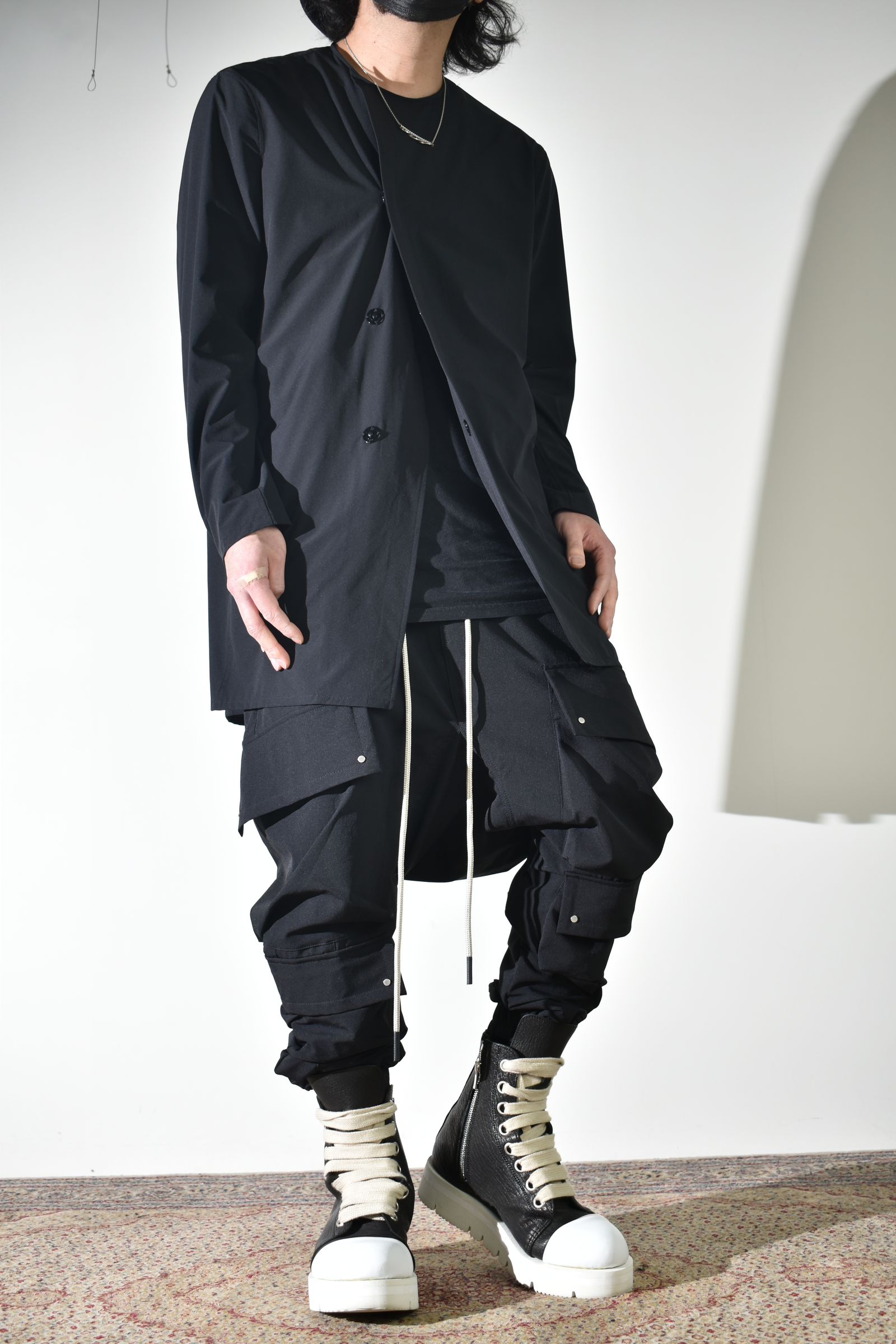 テクニカルな生地感とディテールで