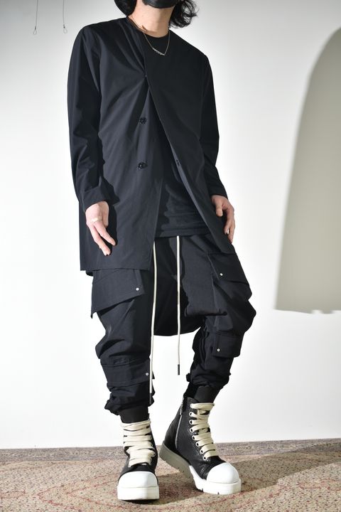 テクニカルな生地感とディテールで