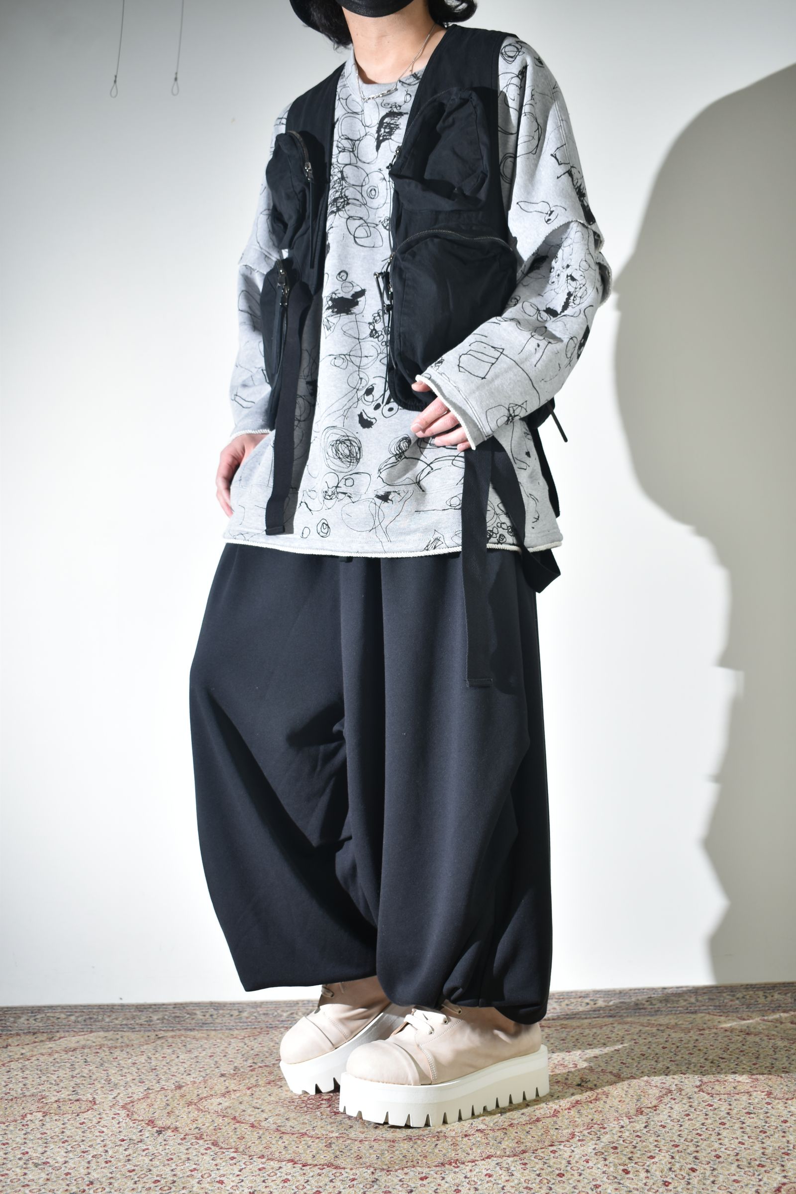 ラフなスウェットにベスト