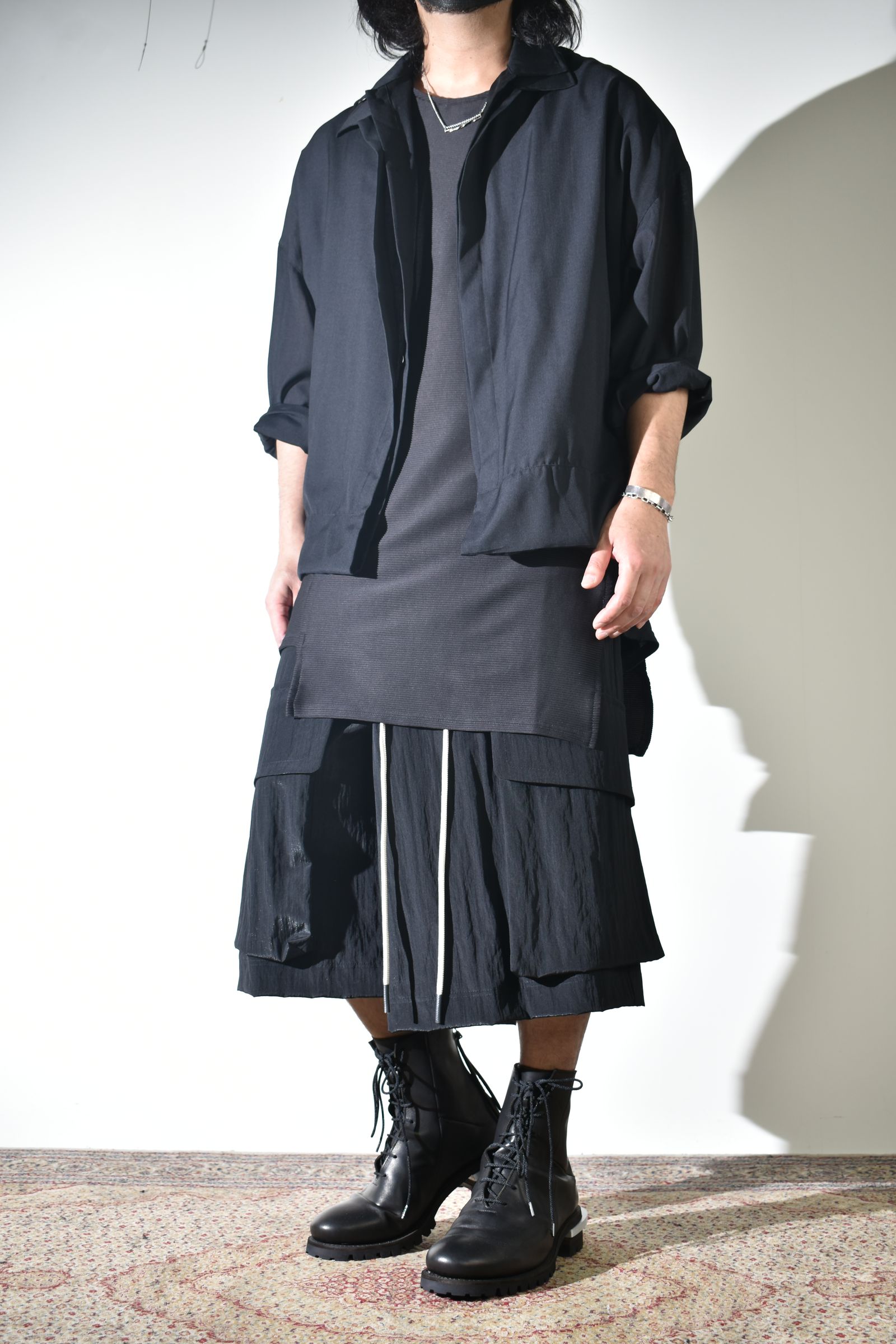 着こなしの幅広いA.F artefactのシャツ