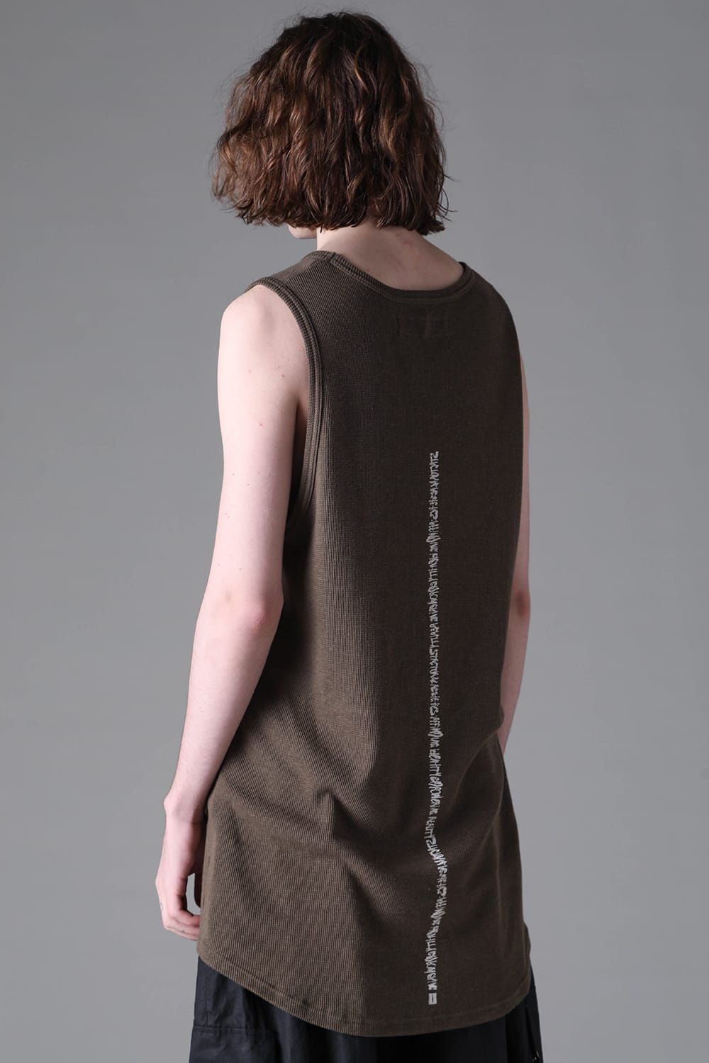 《2026AW先行予約》Back Printed Waffle Jersey Long Tank Top"Black / D.Grey / Ivory /Khaki"バックプリントワッフルジャージーロングタンクトップ"ブラック/ダークグレー/アイボリー/カーキ"