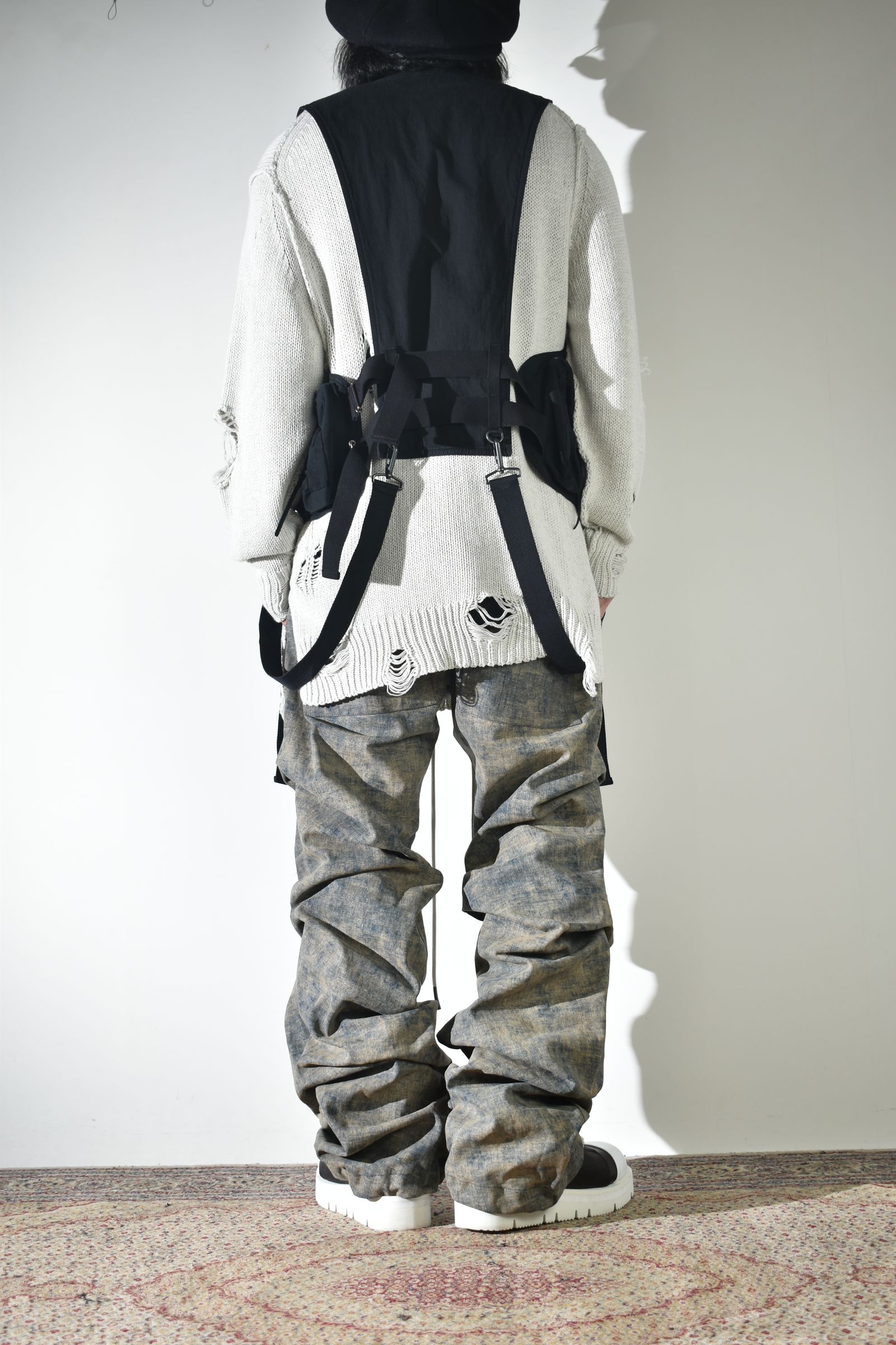 通気性も良いダメージコットンニットにベストでレイヤード