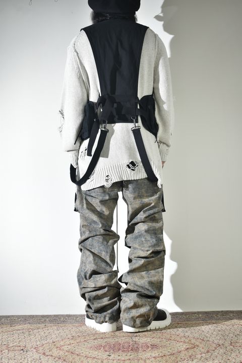 通気性も良いダメージコットンニットにベストでレイヤード