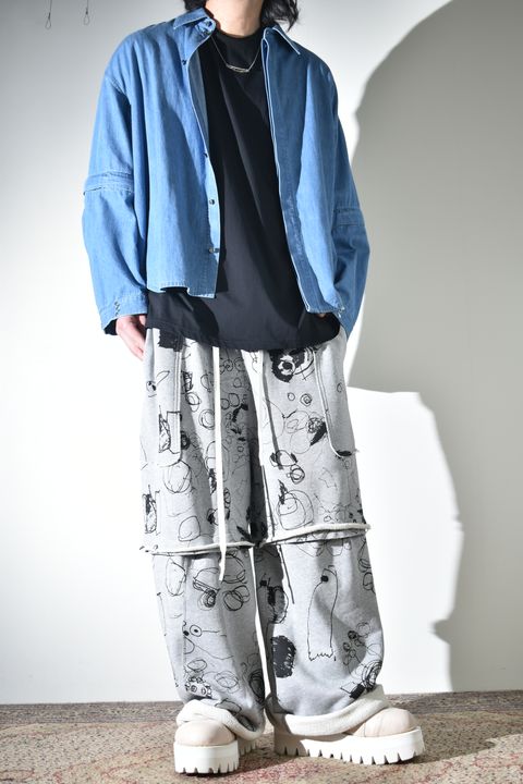 カジュアルだけじゃないデニムシャツ×スウェットパンツ