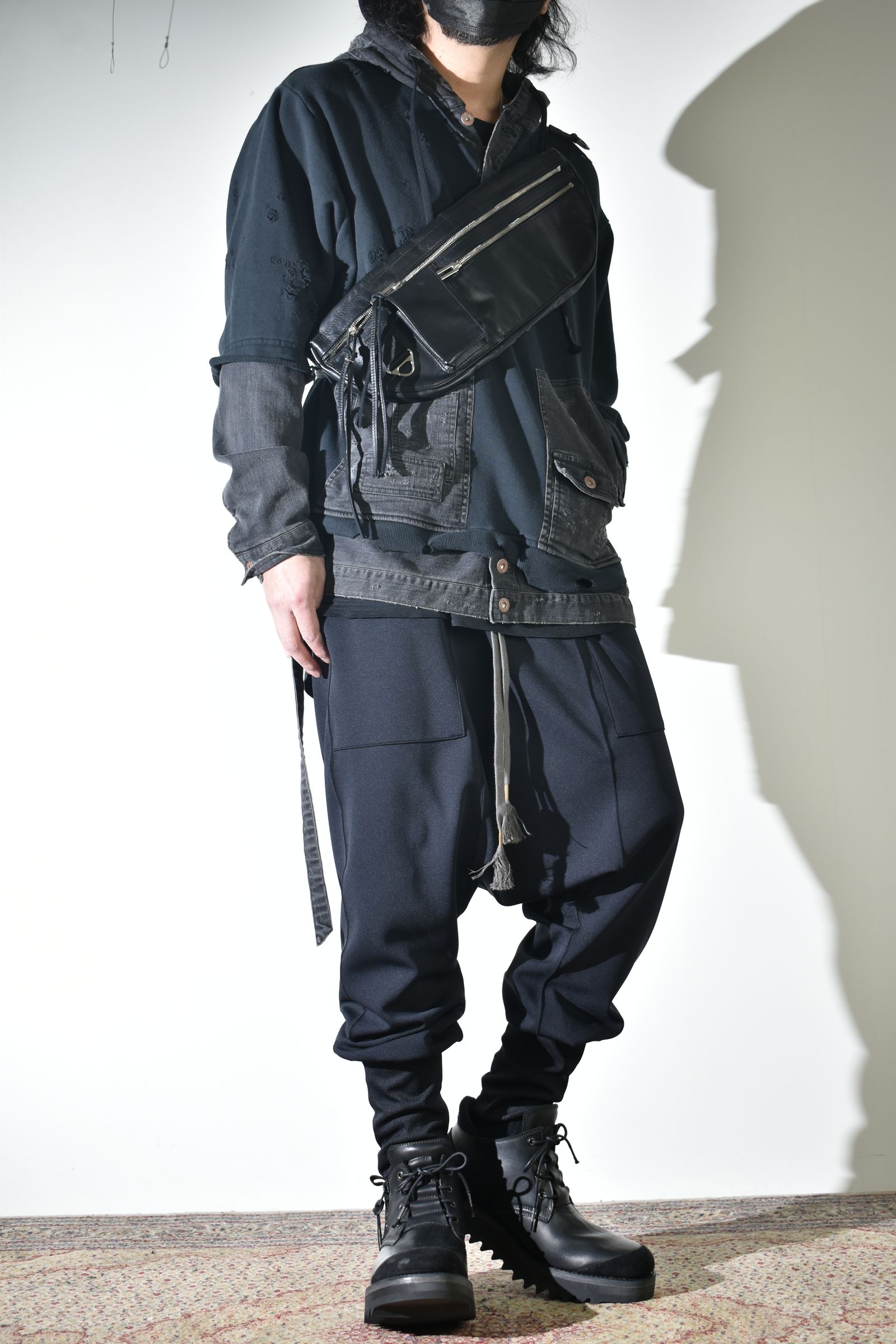 リラックス感のあるパンツでカジュアルに