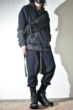 リラックス感のあるパンツでカジュアルに