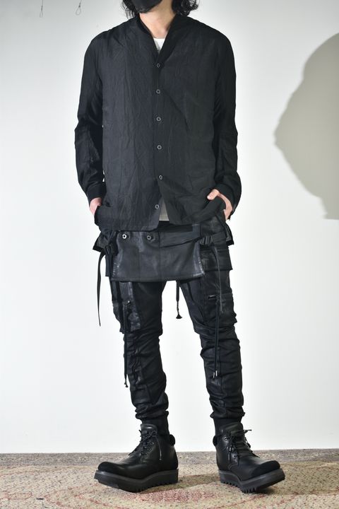 ショールカラーシャツ、インナーは白で