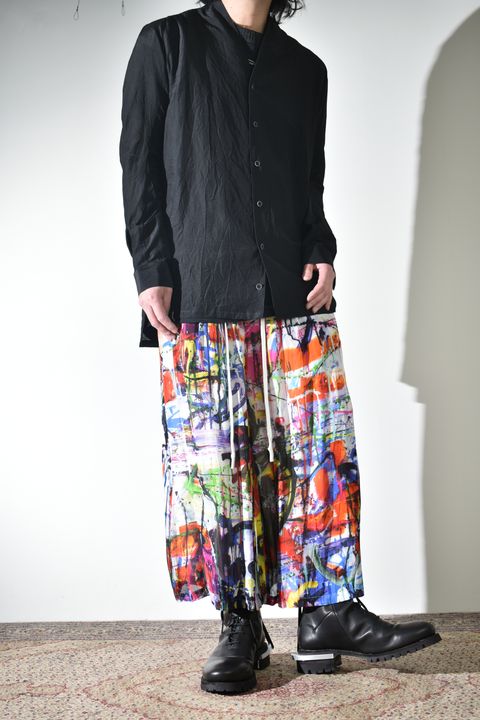 ソリッドなシャツにカラフルなクロップドイージーパンツ