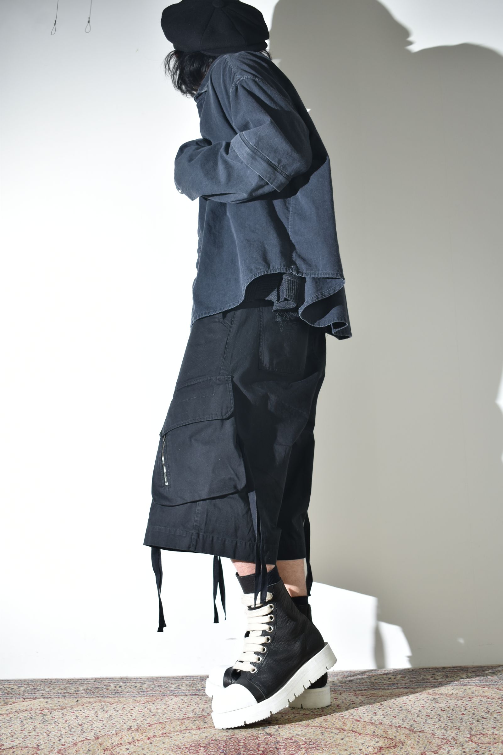 デニムシャツとカーゴショーツ