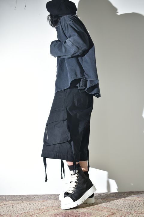 デニムシャツとカーゴショーツ