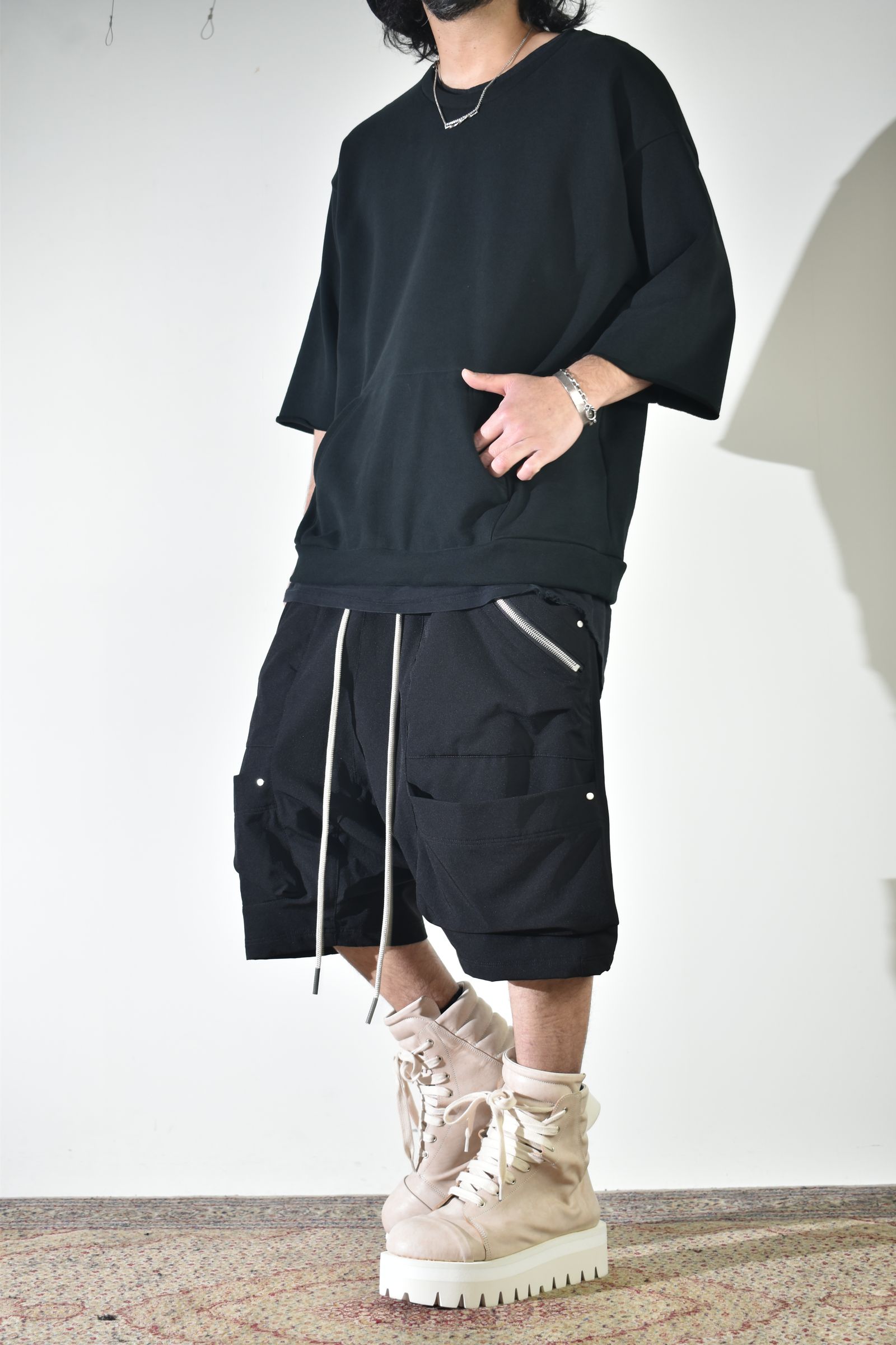 ドライタッチなスウェットで初夏意識