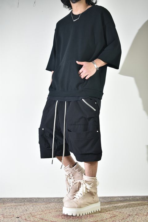 ドライタッチなスウェットで初夏意識