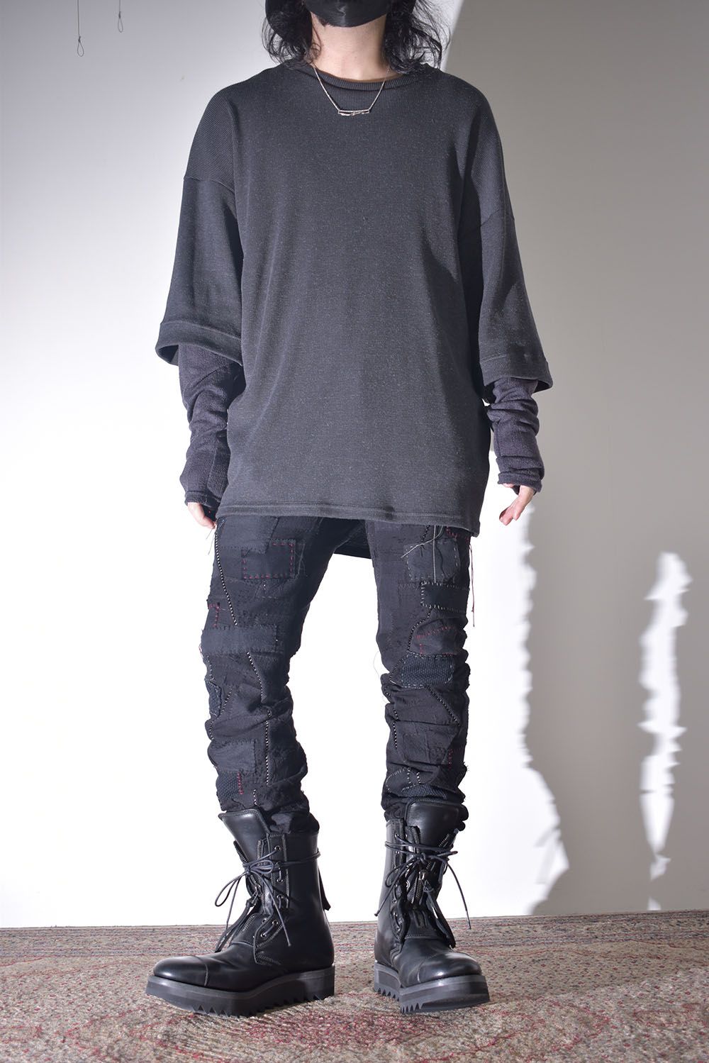 雰囲気のあるコートを羽織る