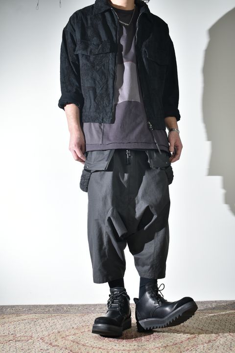 オーバーオールにラフなブルゾン