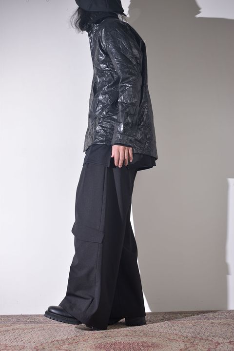 バギーシルエット × シンセティックレザーシャツ