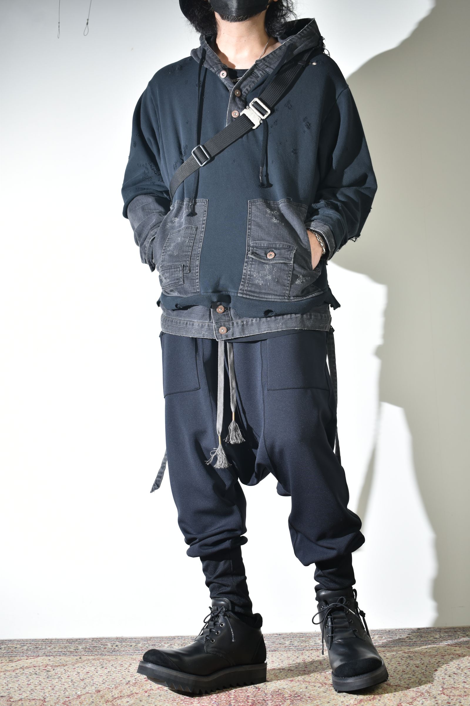 リラックス感のあるパンツでカジュアルに