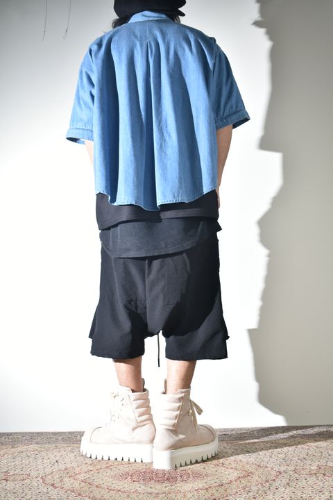 夏らしいカラーのデニムシャツ