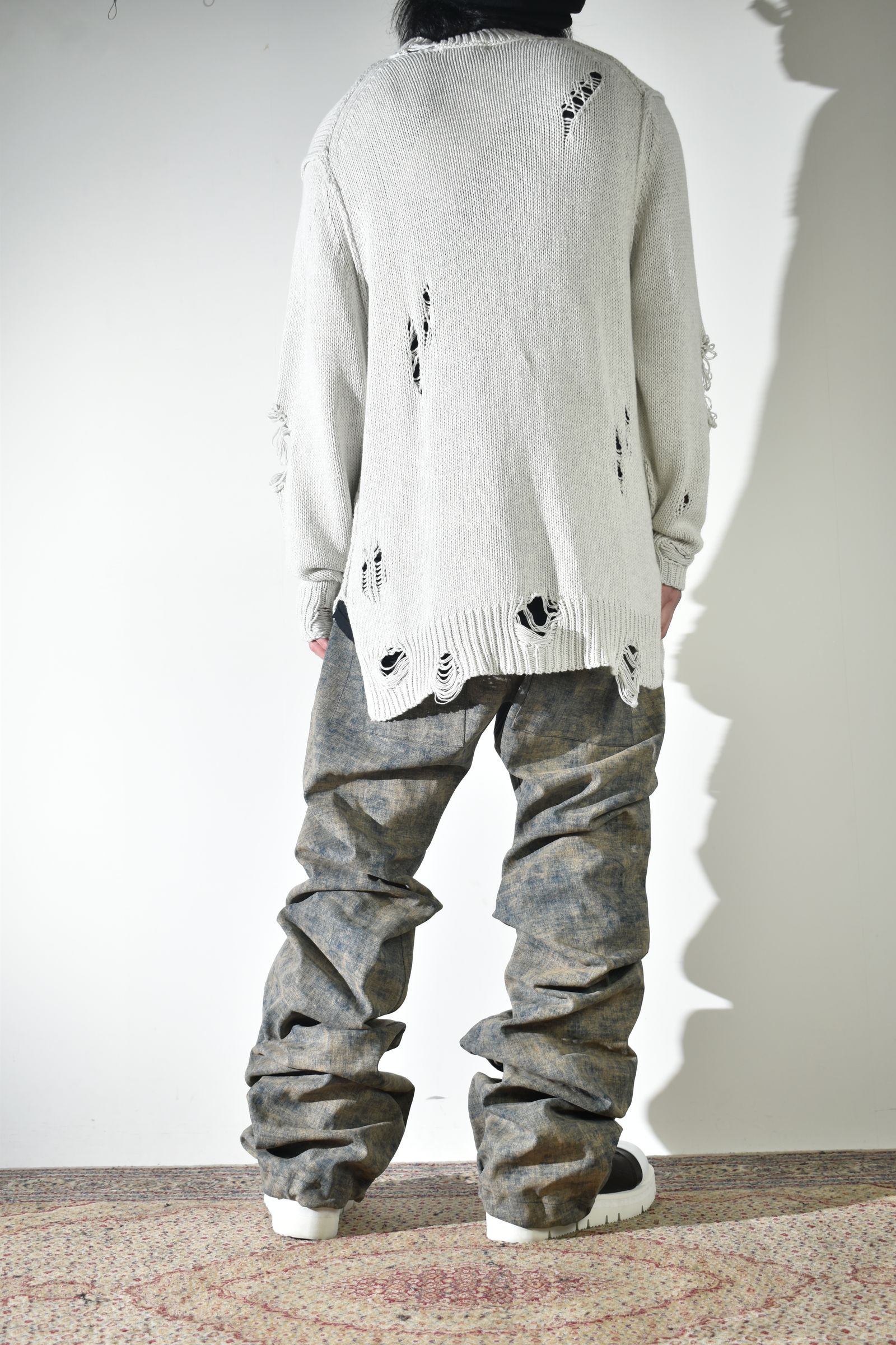 通気性も良いダメージコットンニットにベストでレイヤード