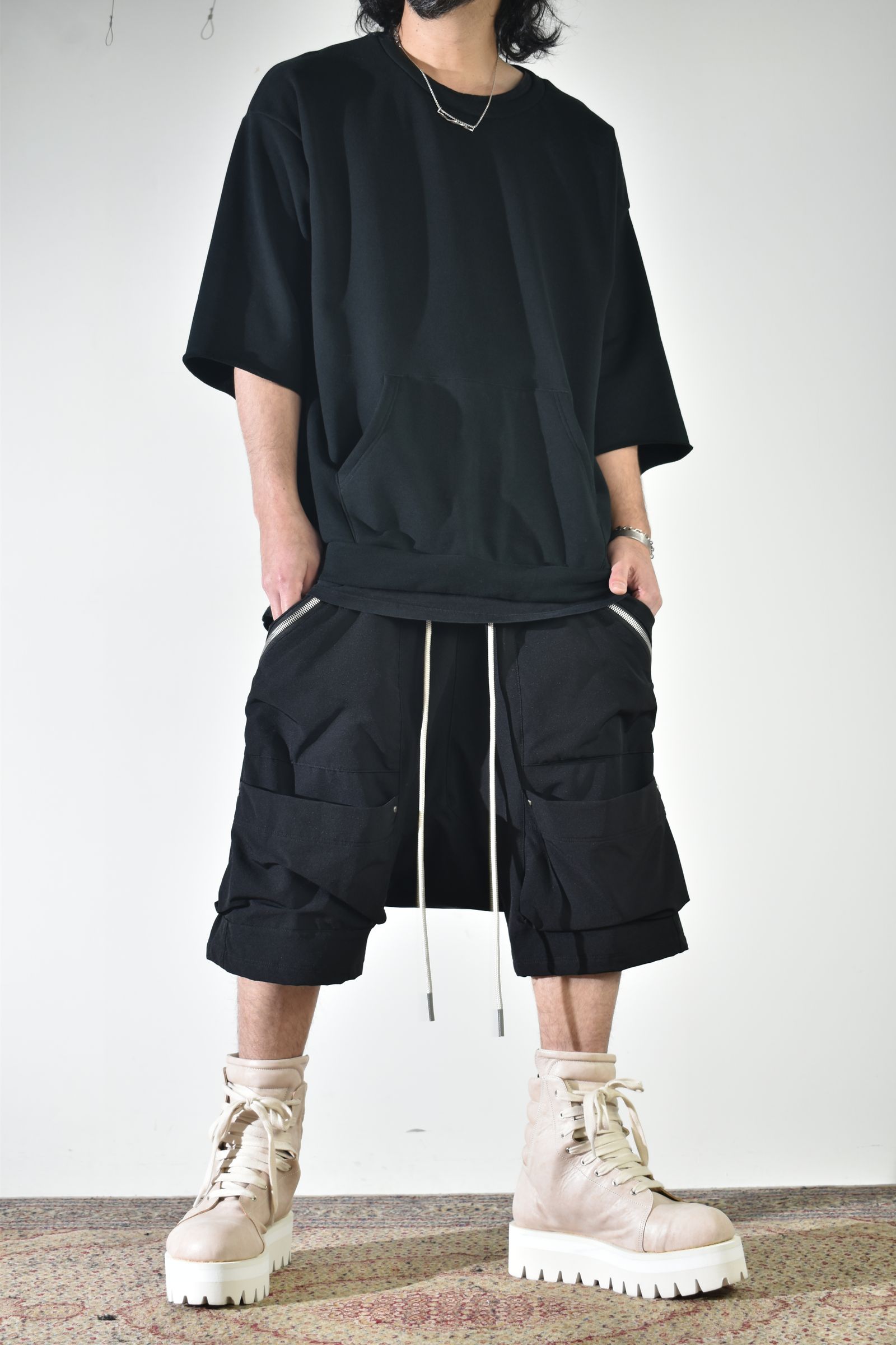 ドライタッチなスウェットで初夏意識