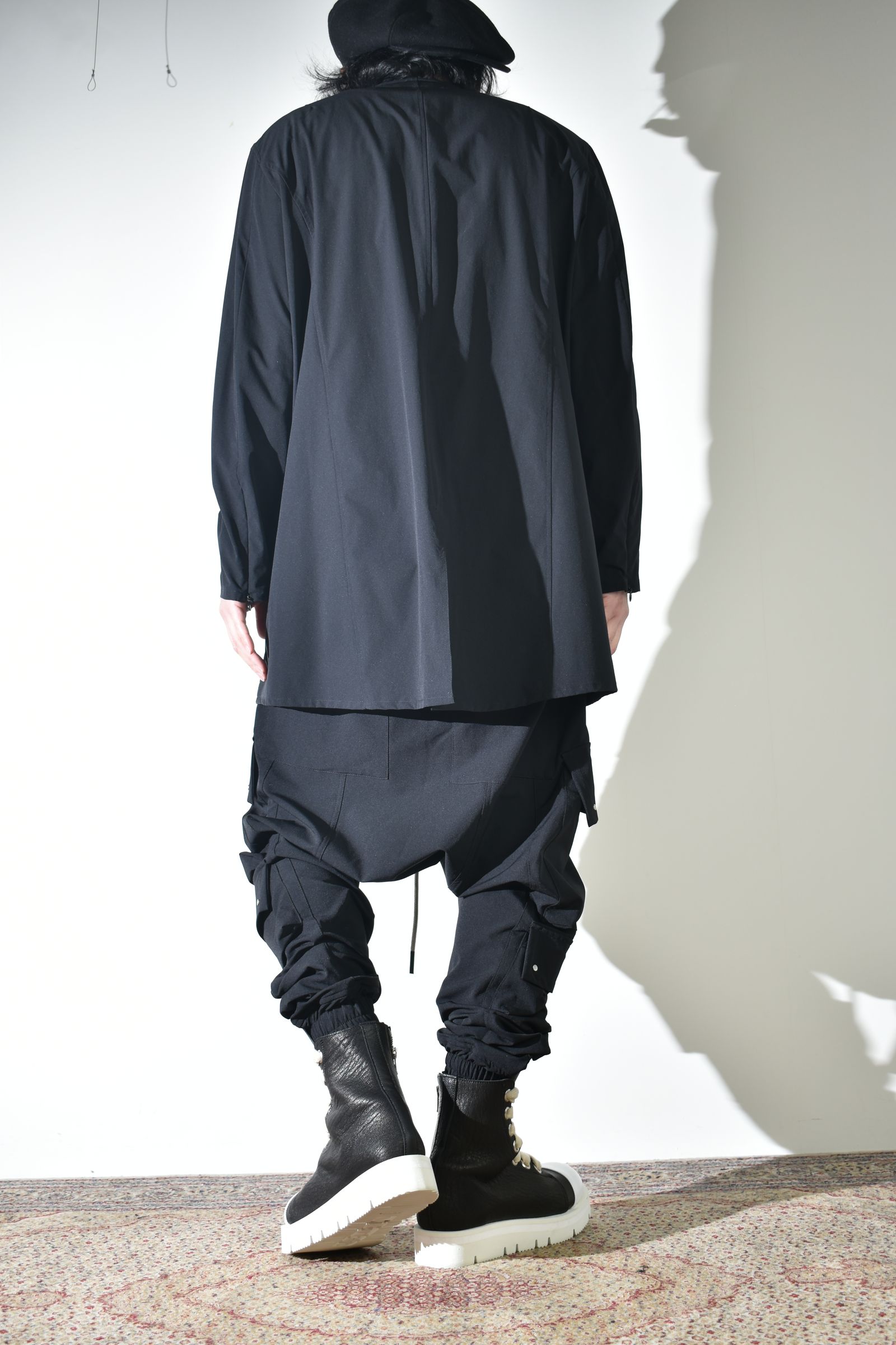 テクニカルな生地感とディテールで