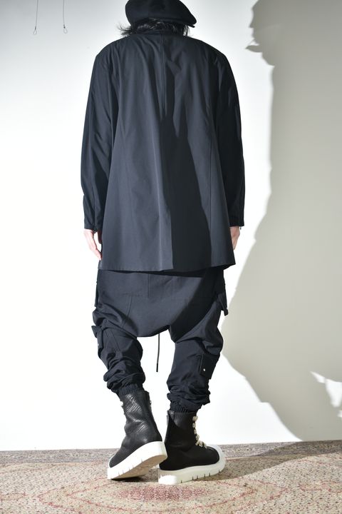 テクニカルな生地感とディテールで