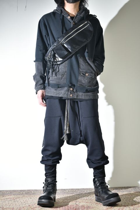 リラックス感のあるパンツでカジュアルに