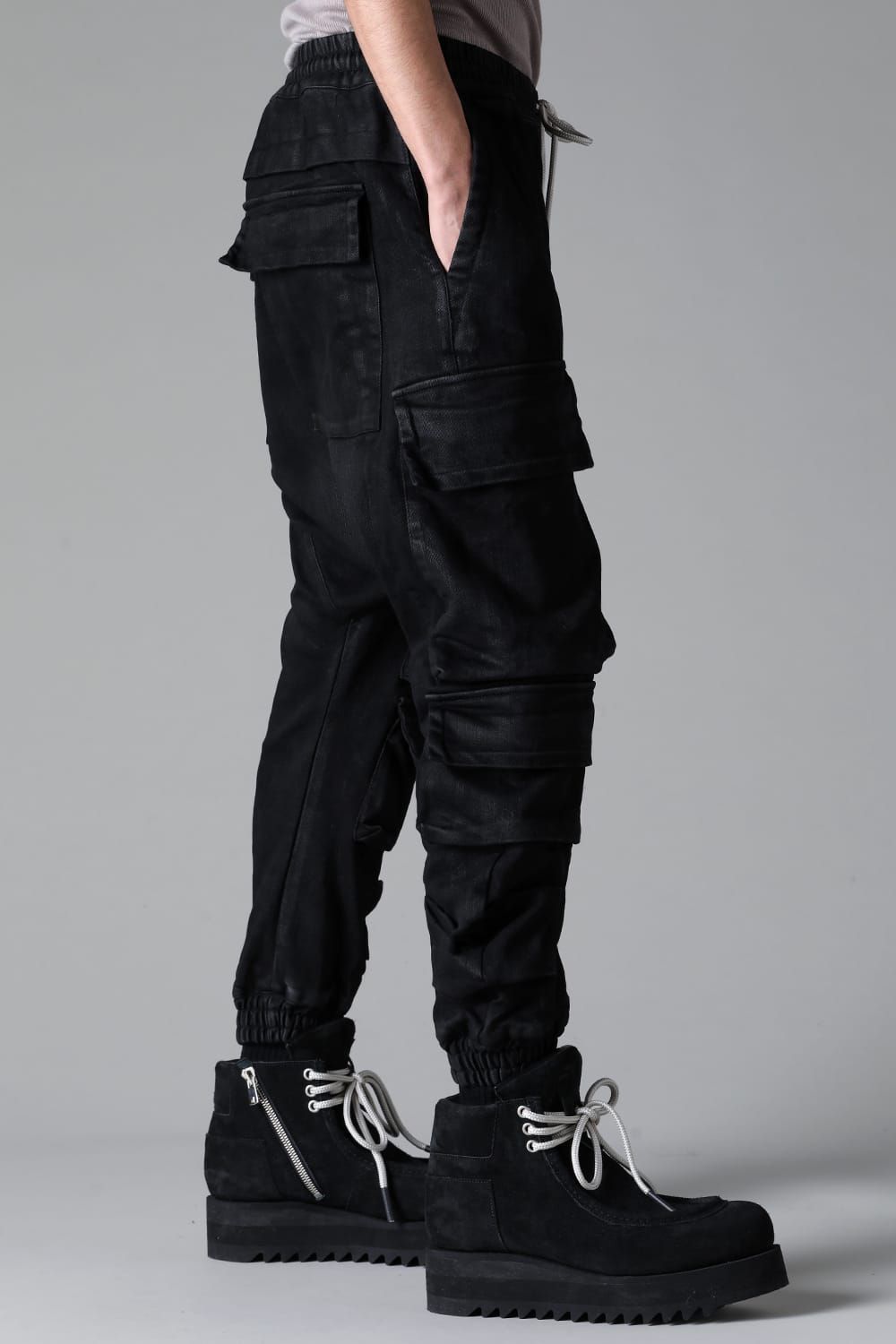 《2025AW先行予約》Coated Bonding Sarouel Cargo Jogger Denim"Black" / コーティングボンディングサルエルカーゴジョガーデニム"ブラック"