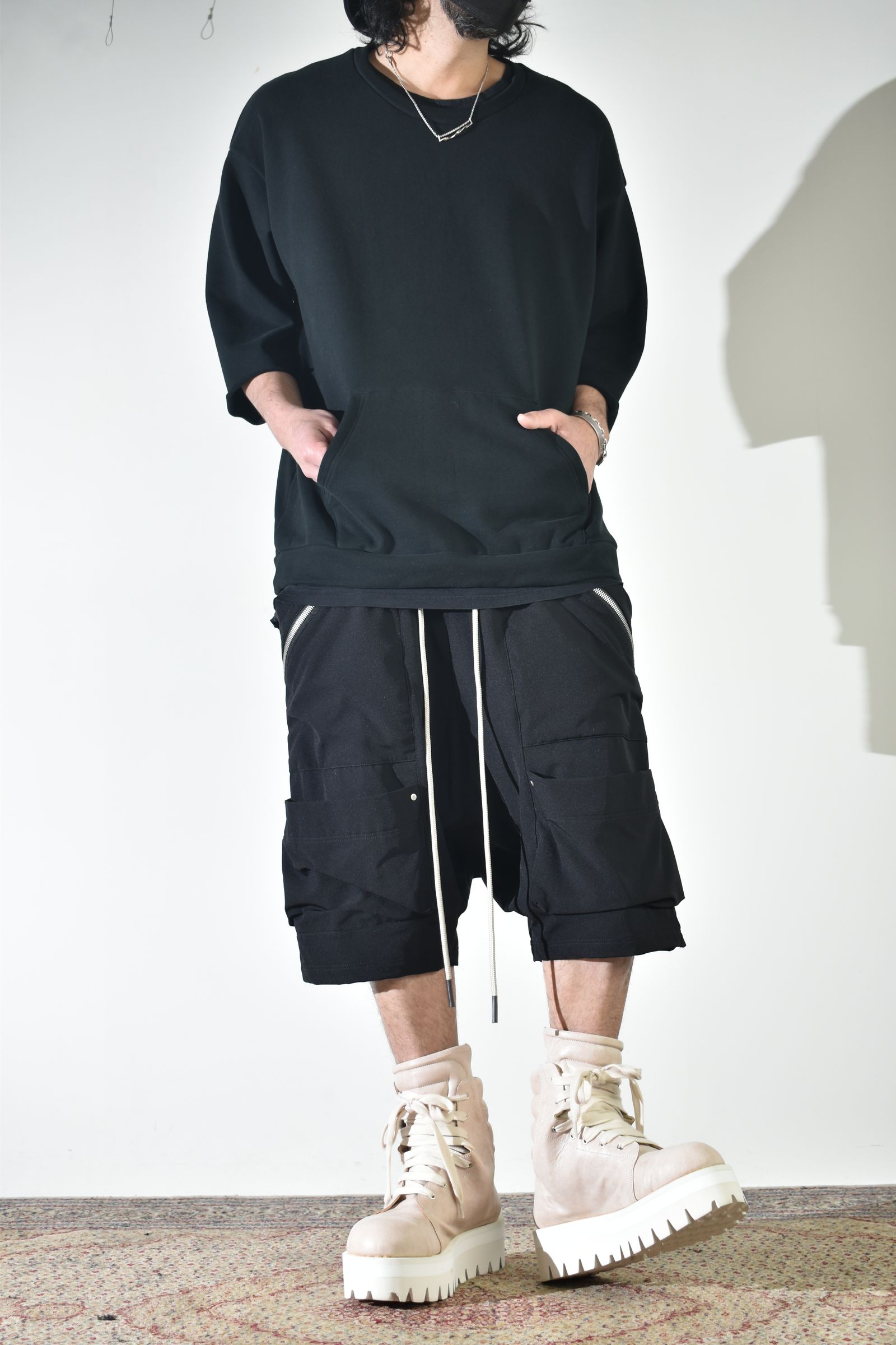 ドライタッチなスウェットで初夏意識