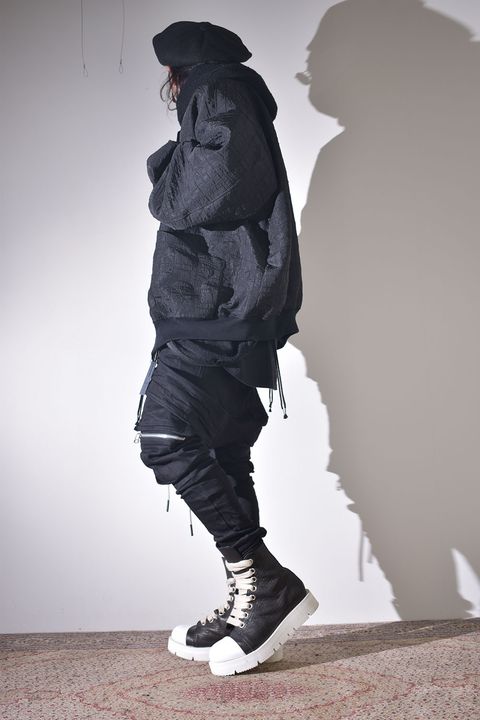 ニットフーディで保温性を確保