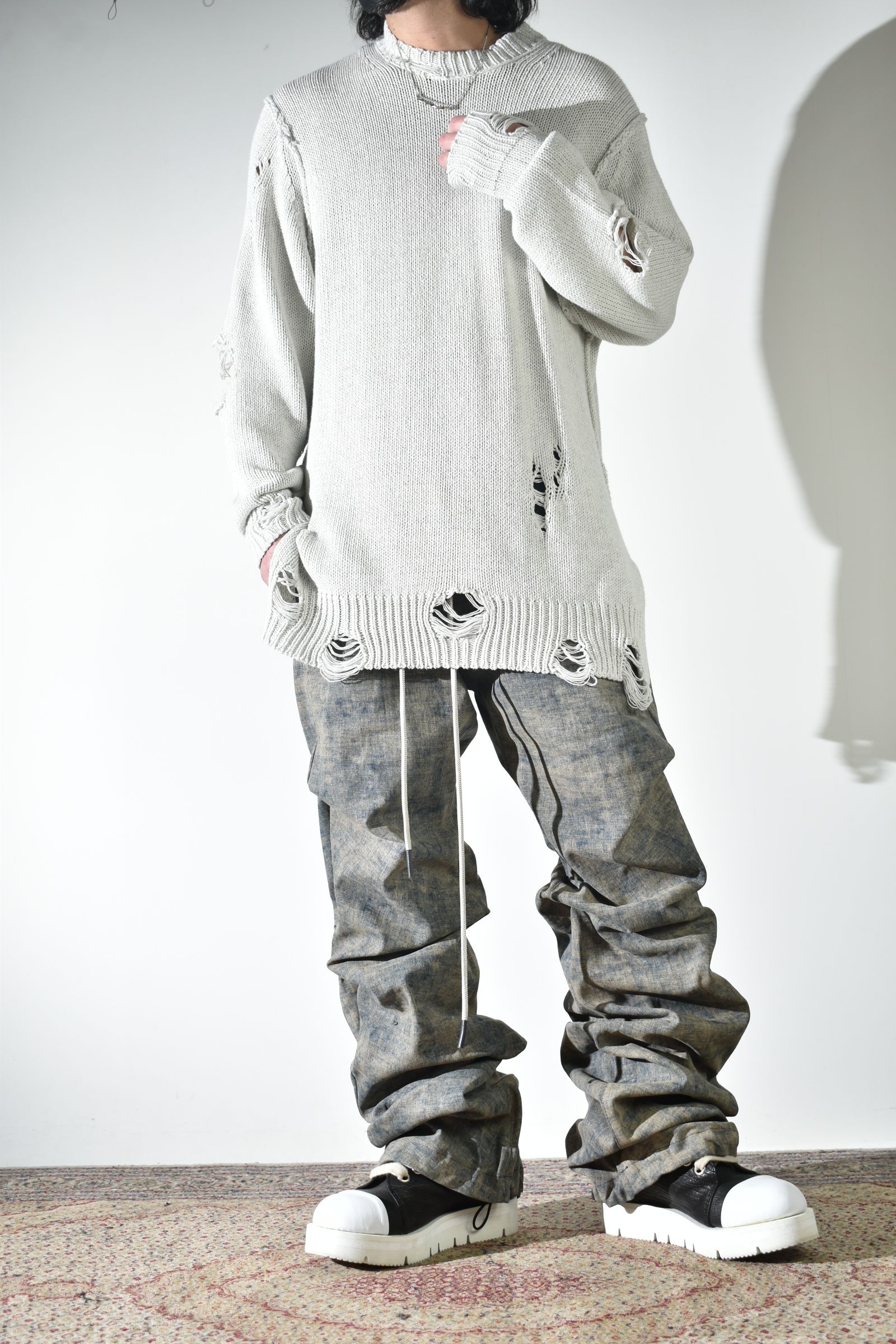 通気性も良いダメージコットンニットにベストでレイヤード