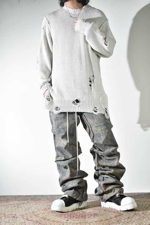 通気性も良いダメージコットンニットにベストでレイヤード