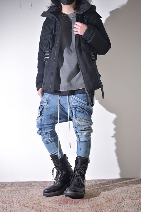 インディゴで合わせるダウンジャケット