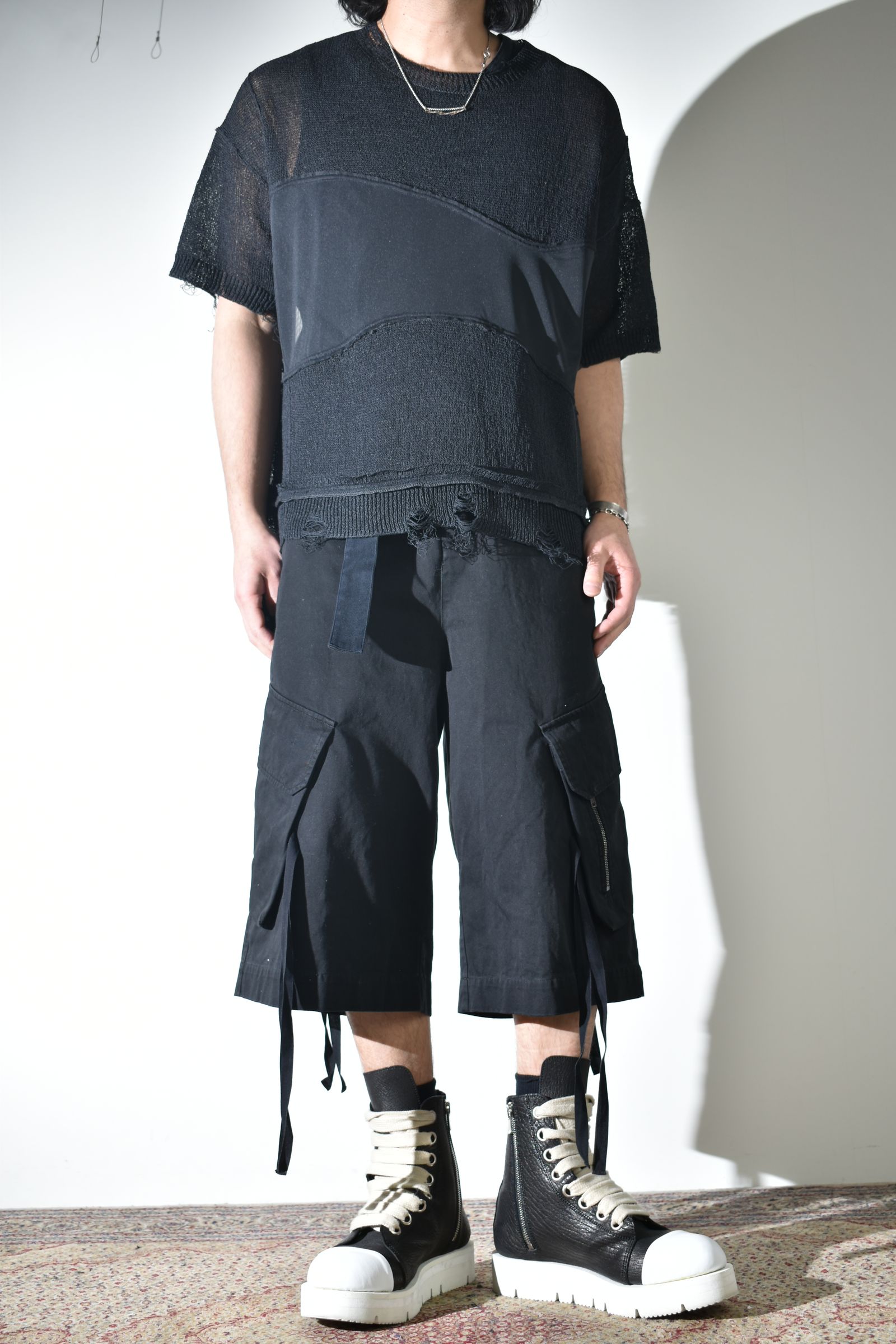 デニムシャツとカーゴショーツ