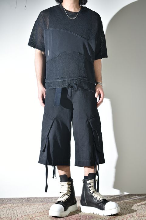 デニムシャツとカーゴショーツ