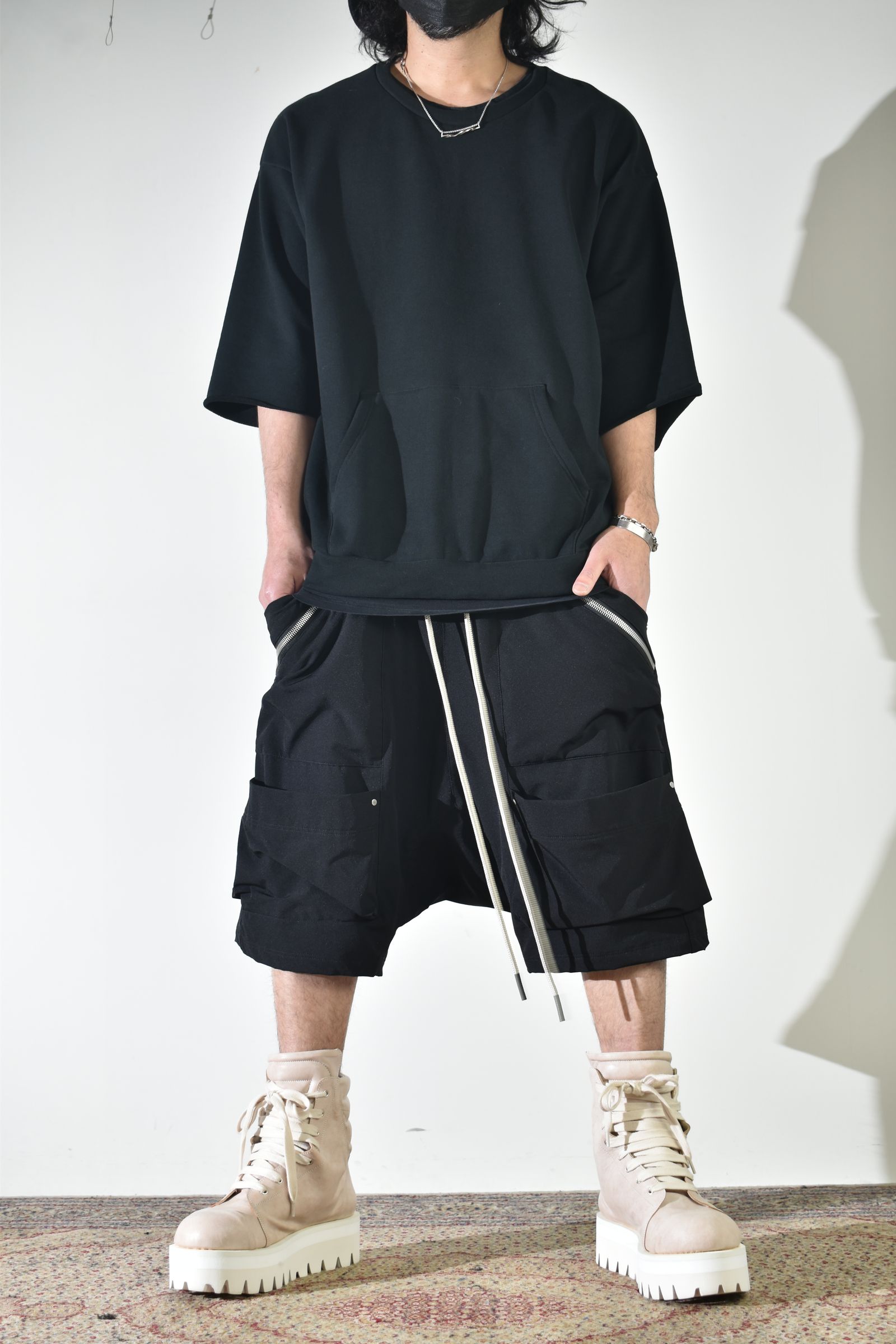 ドライタッチなスウェットで初夏意識