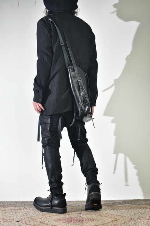 ショールカラーシャツ、インナーは白で