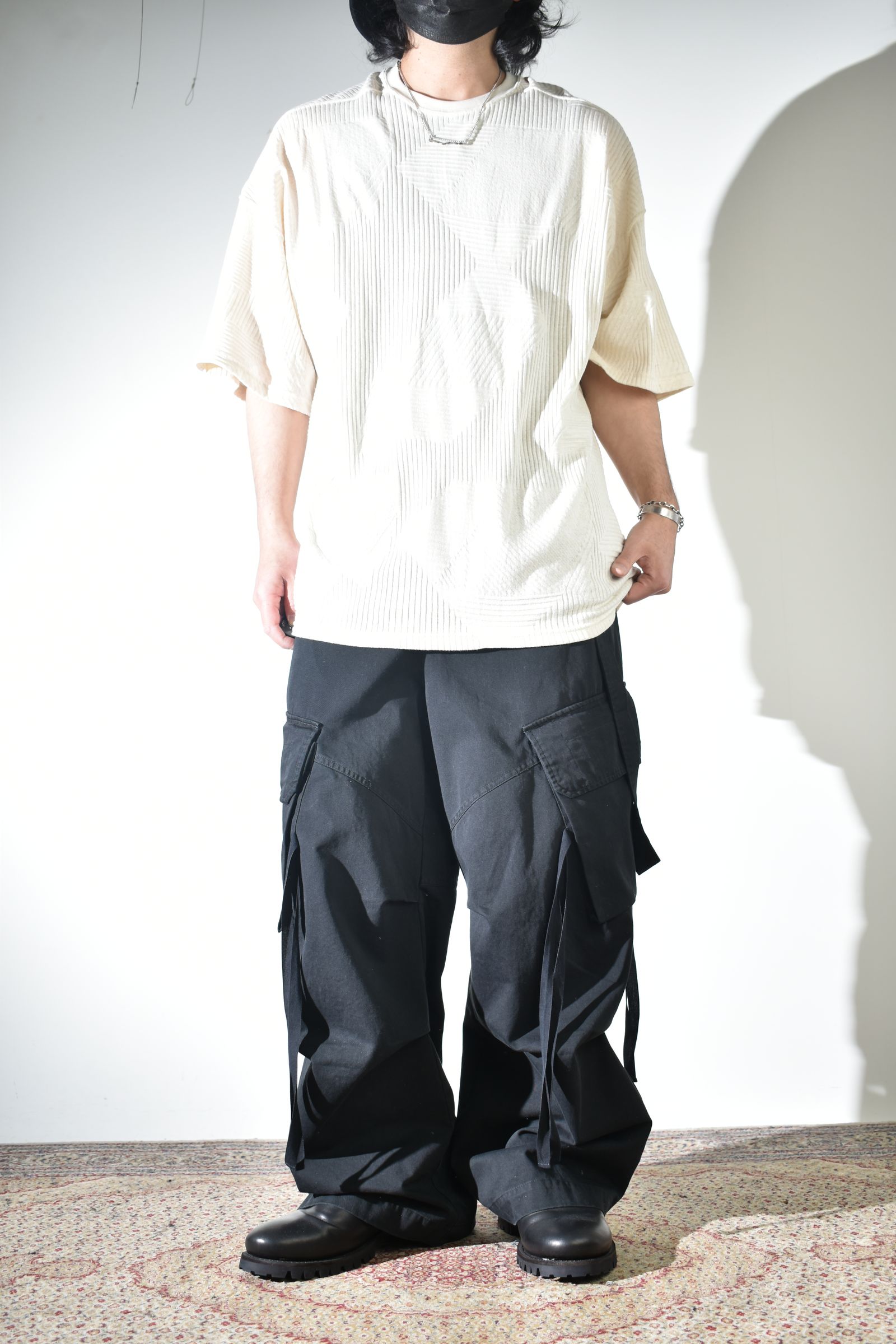 ワイドカーゴで合わせるソリッドなシャツ