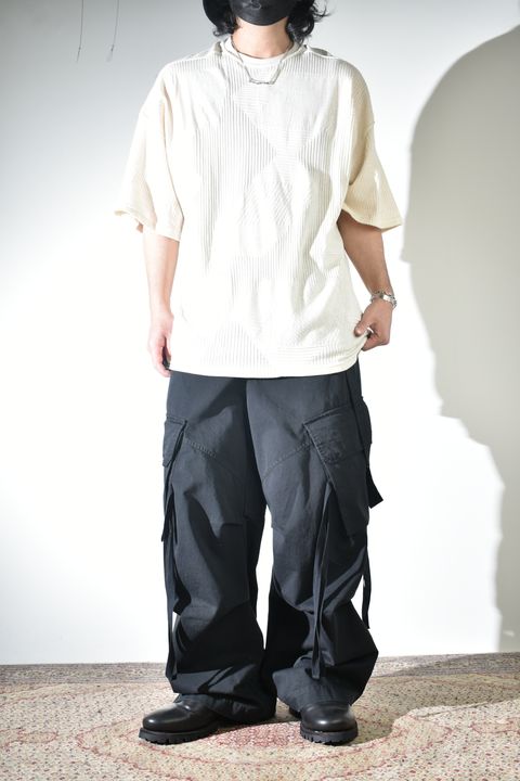 ワイドカーゴで合わせるソリッドなシャツ