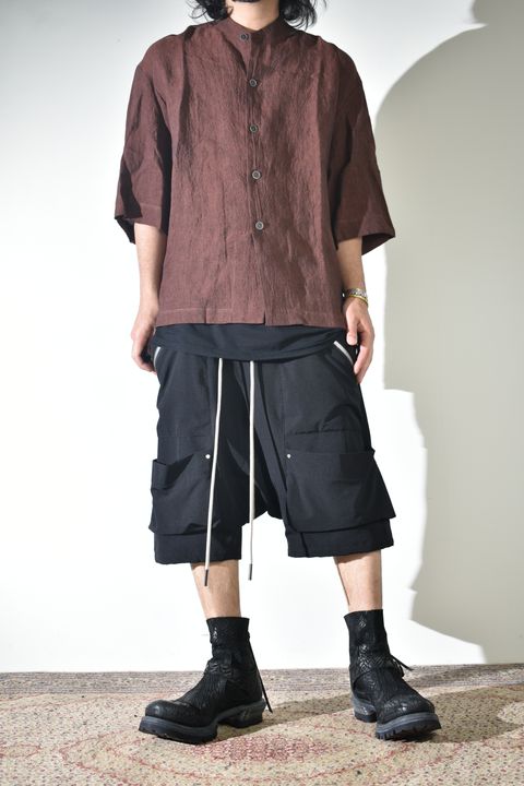 リネンシャツ × ストレッチナイロンショーツ