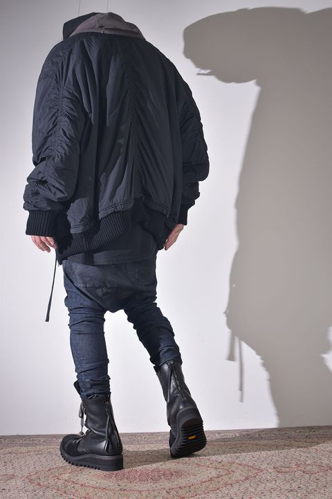 汎用性も高くオリジナリティのあるボンバージャケット