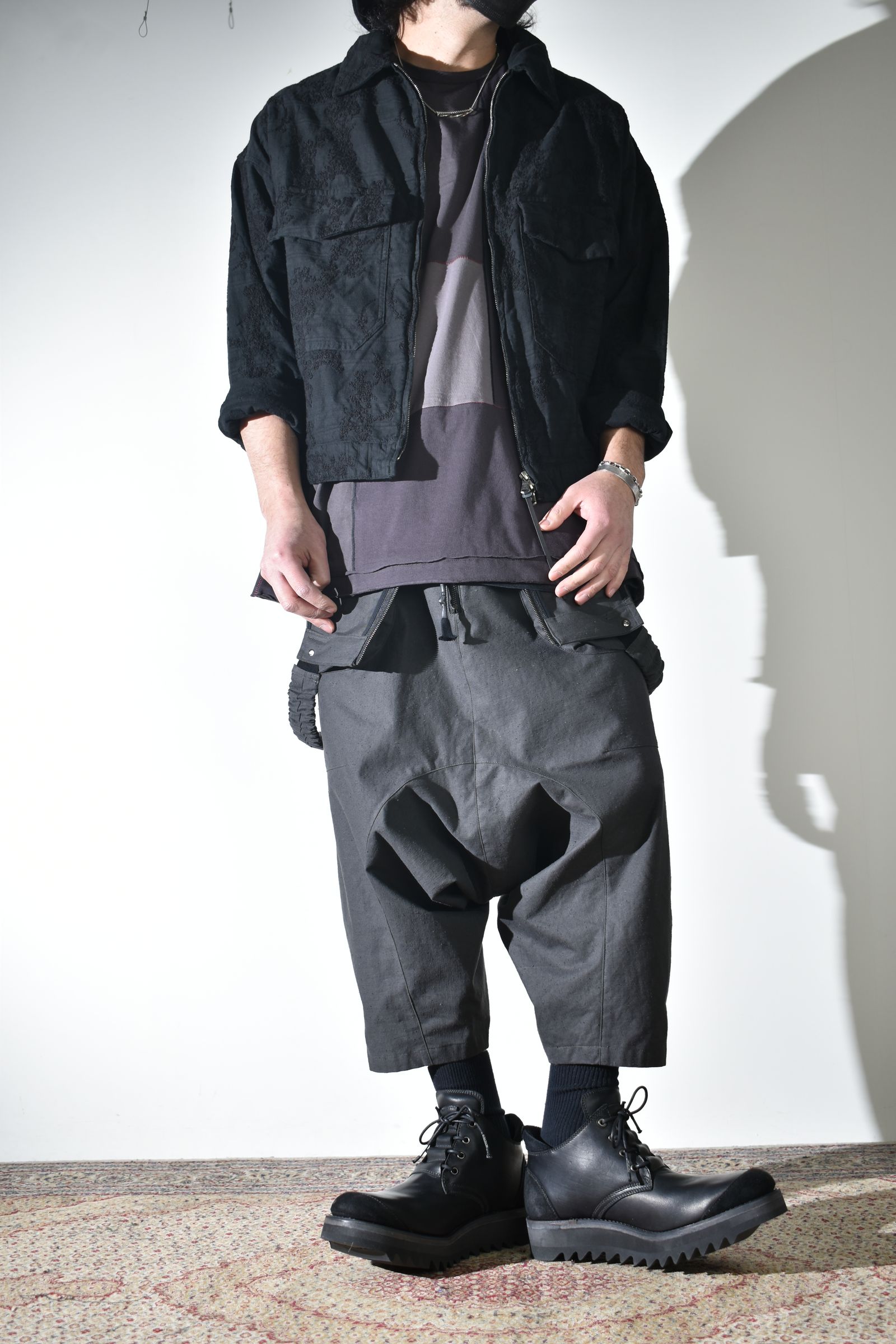 オーバーオールにラフなブルゾン