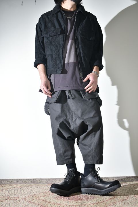 オーバーオールにラフなブルゾン