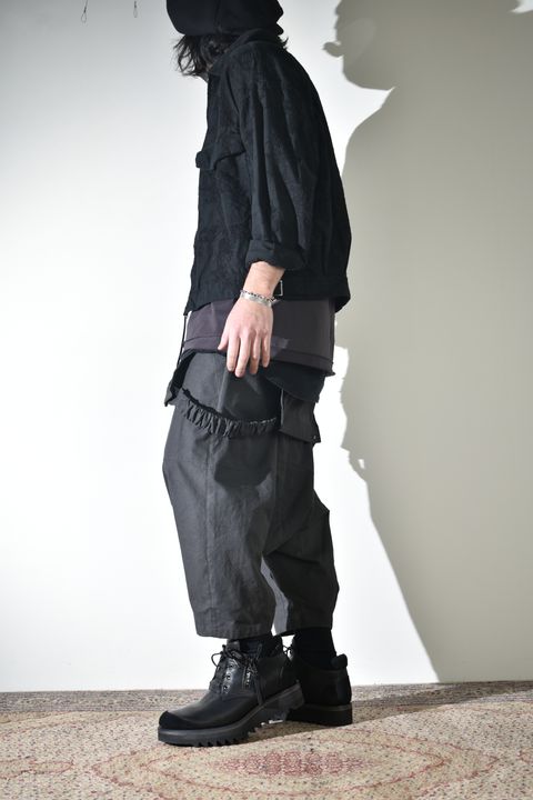 オーバーオールにラフなブルゾン