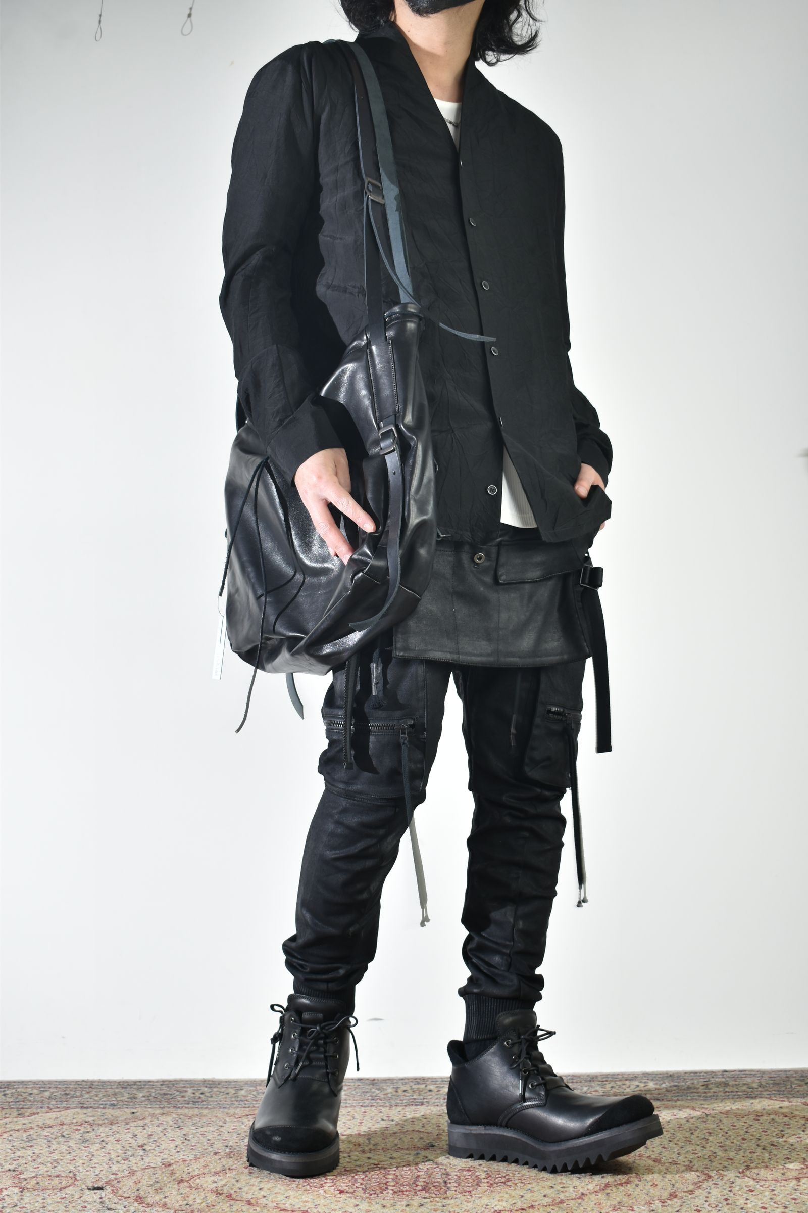 ショールカラーシャツ、インナーは白で