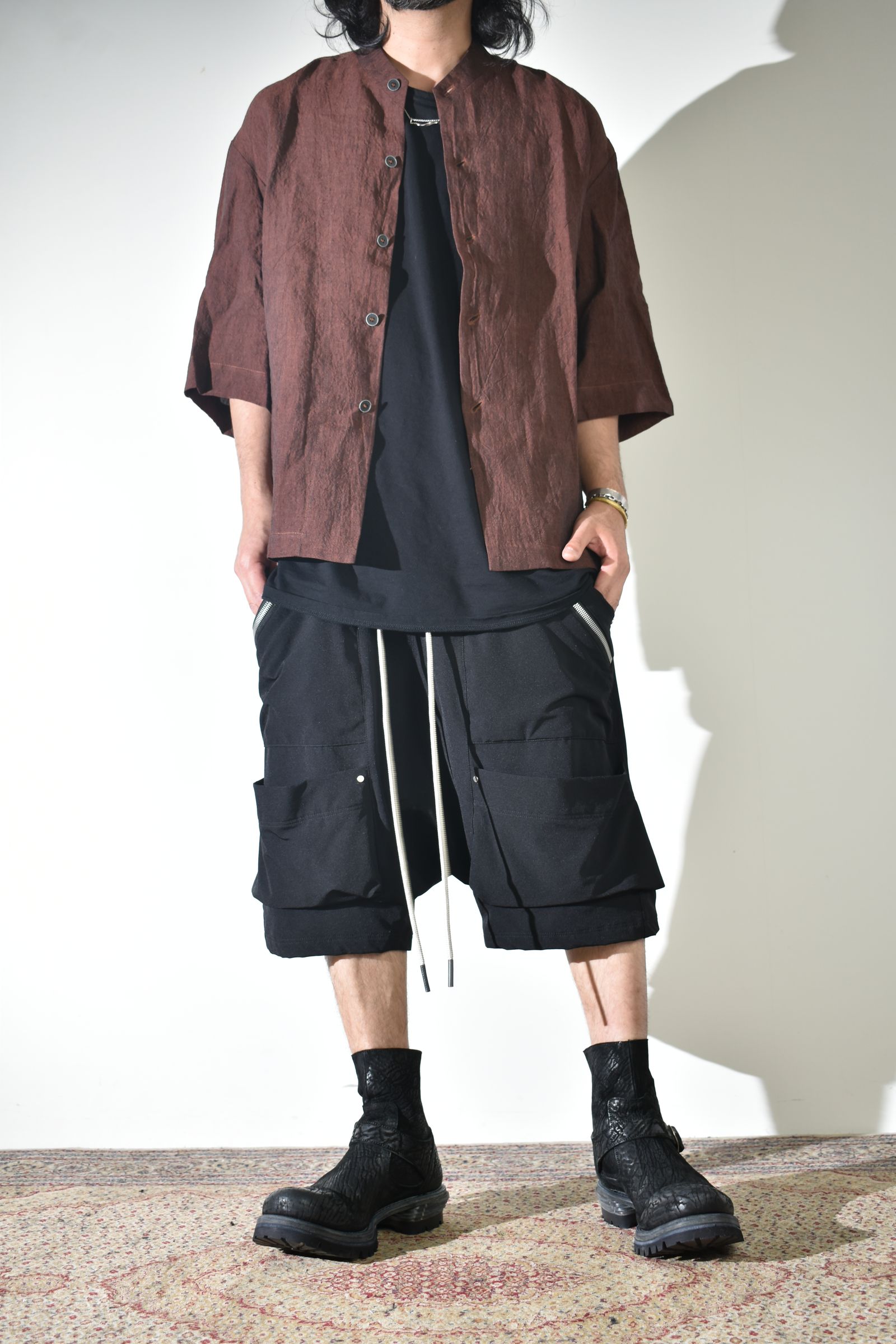 リネンシャツ × ストレッチナイロンショーツ